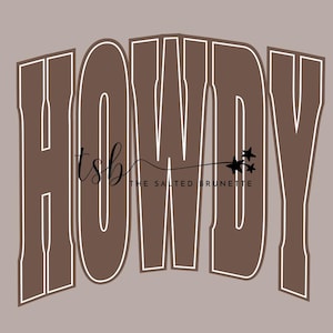 Peut inclure: Graphisme avec le mot "HOWDY" en marron, avec un contour blanc, sur fond marron clair. Le texte "tsb" et "THE SALTED BRUNETTE" sont également inclus dans le design, avec des étoiles.