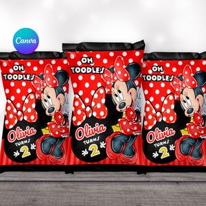 Op de afbeelding: Drie rode en zwarte chipszakken met een Minnie Mouse-ontwerp. De zakken hebben witte stippen en de tekst "Oh Toodles" en "Olivia wordt 2".
