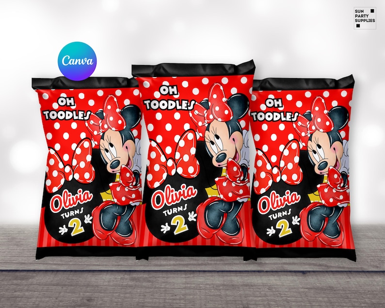 Op de afbeelding: Drie rode en zwarte chipszakken met een Minnie Mouse-ontwerp. De zakken hebben witte stippen en de tekst "Oh Toodles" en "Olivia wordt 2".