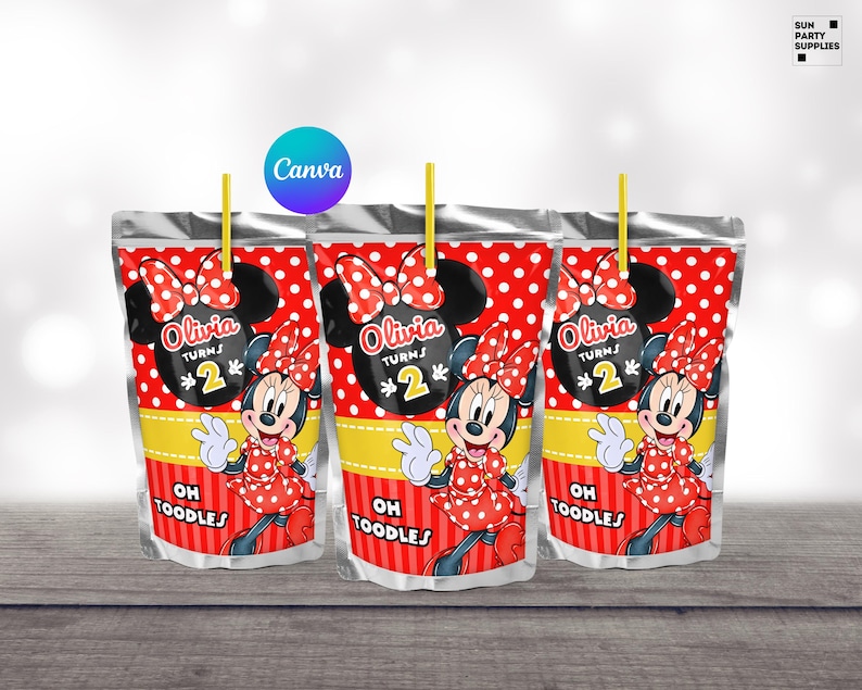 Op de afbeelding: Drie rode en witte Minnie Mouse-thema sapdozen met rietjes. Elke doos heeft een gele streep met de tekst "Oh Toodles" en "Olivia Turns 2".