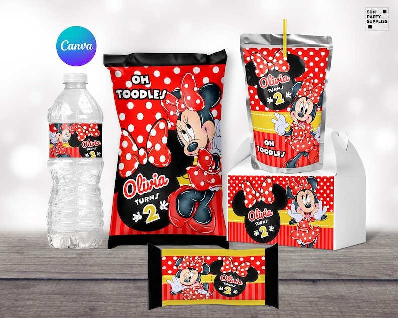 Op de afbeelding: Een Minnie Mouse-thema feestpakket met rode en gele stippen. De set bevat een sapdoos, een snackzak, een waterfles, een snoepverpakking en een cadeaubox. De verpakking toont Minnie Mouse met een rode jurk en een strik. De tekst op de verpakking zegt "Oh Toodles" en "Olivia wordt 2".