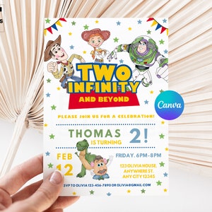 Könnte beinhalten: Eine farbenfrohe Geburtstagseinladung mit Figuren aus dem Toy Story-Filmfranchise. Die Einladung lautet "Two Infinity and Beyond" und "Thomas wird 2!" mit Datum und Uhrzeit für die Party.