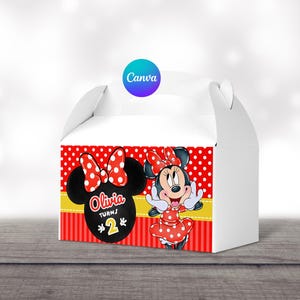 Op de afbeelding: Rode en witte traktatie doos met een Minnie Mouse ontwerp. De doos heeft een gele handvat en zegt "Olivia wordt 2" op de voorkant.