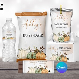 Può includere: Un set di bomboniere per baby shower a tema autunnale con un design ad acquerello di zucche, foglie e fiori. Le bomboniere includono una bottiglia d'acqua, una scatola di succo, una busta per snack, una scatola regalo e una barretta di cioccolato. Ogni articolo ha un'etichetta con il testo "Baby shower di Ashley" e "Grazie per essere venuto!"