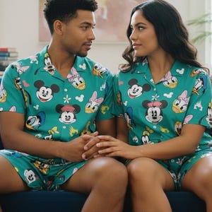 Hawajska koszula retro Myszka Miki i Przyjaciele, Hawajskie koszule rodzinne Disney, Hawajska koszula z kostiumem Myszki Miki z dużą twarzą, Koszula z guzikami Disney, Wycieczka do Disneya