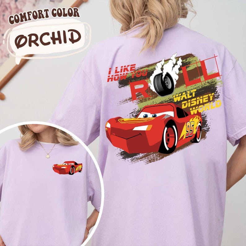 Puede incluir: Camiseta color orqu&iacute;dea con un dise&ntilde;o de Rayo McQueen de la pel&iacute;cula Cars. El dise&ntilde;o trasero incluye el texto "I Like How You Roll" y "Walt Disney World". La parte delantera tiene una versi&oacute;n m&aacute;s peque&ntilde;a del dise&ntilde;o del coche.