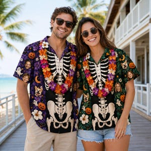 Puede incluir: Dos camisas de manga corta con botones que presentan un estampado de caja torácica de esqueleto negro en la parte delantera, rodeado por un patrón de calabazas naranjas, fantasmas blancos, flores de hibisco moradas y blancas y retratos fotográficos.