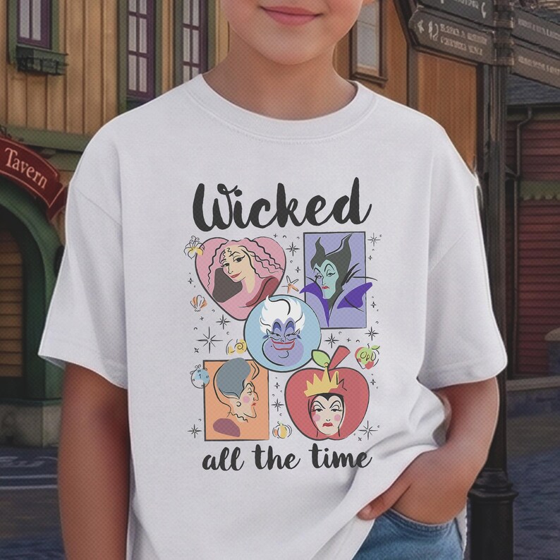 K&ouml;nnte beinhalten: Wei&szlig;es T-Shirt mit dem Wort "Wicked" &uuml;ber einer farbenfrohen Grafik von Zeichentrick-B&ouml;sewichten. Die Grafik enth&auml;lt Bilder von Charakteren in Pink, Lila, Blau und Rot. Der Satz "all the time" ist darunter gedruckt.