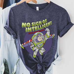 Op de afbeelding: Een marineblauw t-shirt met een verweerde afbeelding van Buzz Lightyear uit Toy Story. De afbeelding bevat de tekst "No Sign of Intelligent Life Anywhere".