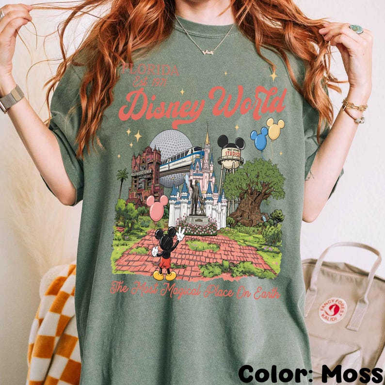 Camiseta de Mickey Mouse en lugares emblemáticos de Disney World, Florida, 1971. Camiseta "El lugar más mágico del mundo". Magic Kingdom. Viaje a Disneyland. imagen 16