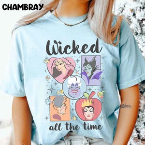 K&ouml;nnte beinhalten: Hellblaues T-Shirt mit dem Wort "Wicked" &uuml;ber Illustrationen von Disney-B&ouml;sewichten. Der Satz "all the time" ist darunter gedruckt. Das Shirt hat einen Rundhalsausschnitt und kurze &Auml;rmel.