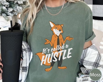 ズートピア ニック・ワイルド イッツ・コールド・ハッスル コンフォートカラーシャツ、ヴィンテージディズニーTシャツ、ディズニーランド家族旅行、世界一周誕生日プレゼント