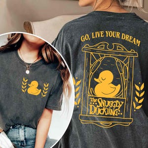 Dwustronna koszulka retro „Go Live Your Dreams”, urocza żółta koszulka z grafiką z kaczątkiem, estetyczna koszulka z bajkową karczmą, prezent dla fana nostalgicznej księżniczki
