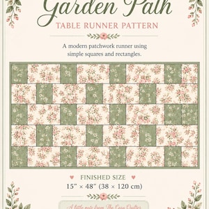 Puede incluir: Un patrón de camino de mesa Garden Path de The Cosy Quilter con un diseño de patchwork de cuadrados y rectángulos florales y verde salvia. El tamaño final es de 38 cm por 120 cm. El documento incluye instrucciones y diagramas.