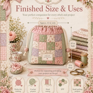 Pode incluir: Uma bolsa com cord&atilde;o feita de tecido patchwork com padr&otilde;es florais e xadrez em rosa, verde e creme. A bolsa tem uma etiqueta com a inscri&ccedil;&atilde;o 'made with time & thread' e mede aproximadamente 30,5 cm de largura, 25,4 cm de altura e 10,2 cm de profundidade.