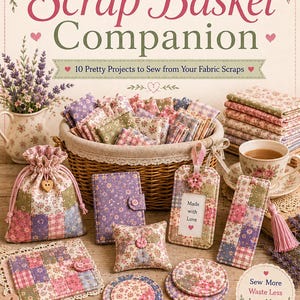 Może przedstawiać: Książka zatytułowana The Cosy Quilter's Scrap Basket Companion z 10 Pretty Projects to Sew from Your Fabric Scraps. Okładka przedstawia wiklinowy kosz wypełniony kwadratami z tkaniny w kwiaty, woreczek ze sznurkiem oraz pikowane akcesoria.