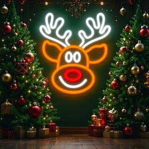 Può includere: Una scena natalizia festosa con due alberi sempreverdi decorati che incorniciano un'insegna a forma di renna al neon. La renna ha corna bianche, contorno arancione e naso rosso. Ornamenti e regali alla base degli alberi.