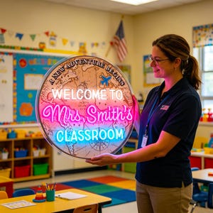 Op de afbeelding: Een rond, verlicht bord met een wereldkaartontwerp. Het bord leest "A NEW ADVENTURE BEGINS" en "WELCOME TO Mrs. Smith's CLASSROOM" in neonroze en -blauw. Het bord wordt vastgehouden door een persoon in een klaslokaal.
