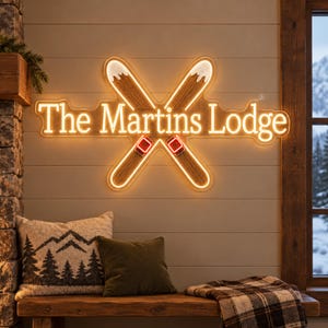 Puede incluir: Un letrero de neón montado en la pared con el texto The Martins Lodge en luz amarilla cálida, centrado sobre dos esquís cruzados de estilo madera con puntas blancas y fijaciones rojas, creando una decoración luminosa para una cabaña.