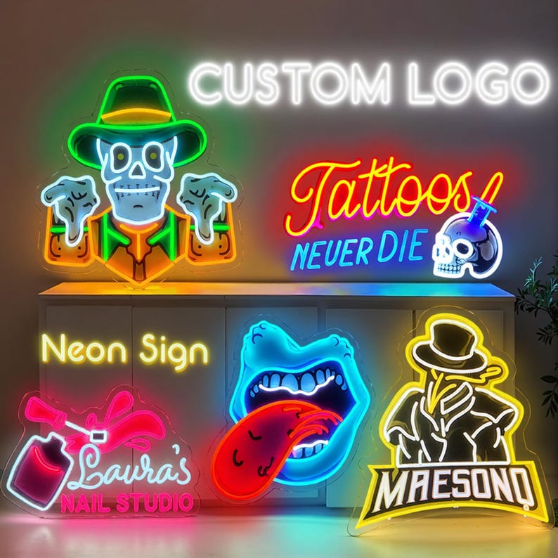 Pode incluir: Uma cole&ccedil;&atilde;o de letreiros de neon com uma caveira de chap&eacute;u, o texto Tattoos Never Die com uma caveira, um letreiro Laura's Nail Studio com esmalte, uma boca com l&iacute;ngua e um m&eacute;dico da peste com o texto MAESONO.