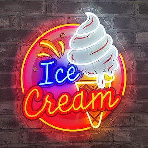 Pode incluir: Um letreiro de n&eacute;on circular com um gr&aacute;fico de um cone de gelado branco. A palavra Ice est&aacute; em azul e a palavra Cream em vermelho. O fundo &eacute; um gradiente de vermelho, laranja e roxo com detalhes circulares em amarelo brilhante.