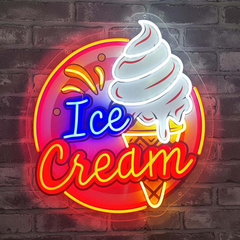 Pode incluir: Um letreiro de n&eacute;on circular com um gr&aacute;fico de um cone de gelado branco. A palavra Ice est&aacute; em azul e a palavra Cream em vermelho. O fundo &eacute; um gradiente de vermelho, laranja e roxo com detalhes circulares em amarelo brilhante.