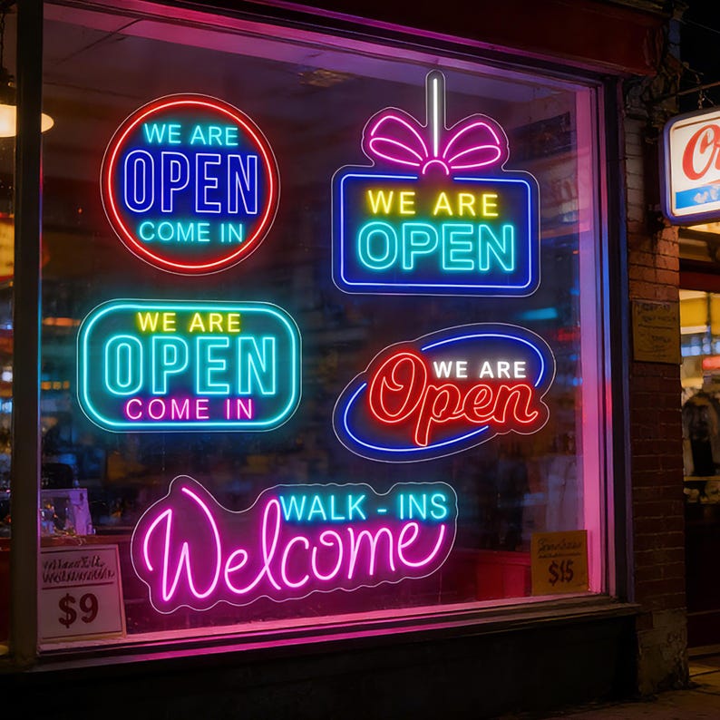 Pode incluir: Cinco letreiros de n&eacute;on exibidos numa montra. Os letreiros apresentam o texto WE ARE OPEN COME IN, WE ARE OPEN com um gr&aacute;fico de la&ccedil;o, WE ARE OPEN COME IN, WE ARE OPEN em cursivo e WALK-INS Welcome em rosa, azul, vermelho e amarelo.
