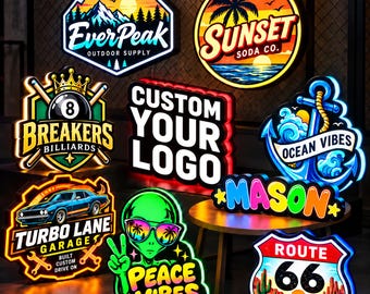 Pode incluir: Uma coleção de letreiros LED iluminados com vários designs, incluindo EverPeak Outdoor Supply, Sunset Soda Co., Breakers Billiards, Custom Your Logo, Ocean Vibes, Mason, Turbo Lane Garage, Peace Vibes e uma placa de estrada Route 66.