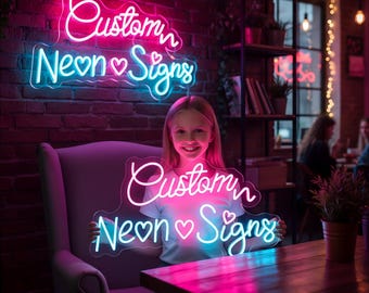 Pode incluir: Uma pessoa sorri segurando uma placa de néon rosa e azul que diz "Custom Neon Signs". Outra placa semelhante está montada em uma parede de tijolos. As placas são iluminadas, criando uma exibição vibrante e atraente.