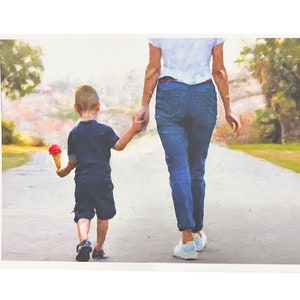 Könnte beinhalten: Ein kleines Kind hält ein rotes und weißes Eis am Stiel und geht Hand in Hand mit einem Erwachsenen auf einem gepflasterten Weg. Das Kind trägt ein blaues Hemd und Shorts. Der Erwachsene trägt ein weißes Hemd und eine blaue Jeans.