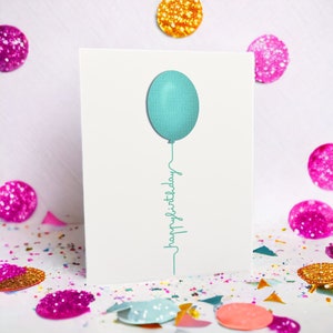 Cartão de aniversário com balão, feliz aniversário, aniversário azul, balão azul, arte digital, balão cursivo, presente