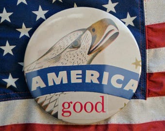 Botón/imán con recorte de la revista America Good.