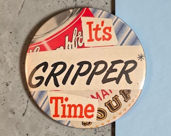 Botón/imán con recorte de revista "It's Gripper Time"