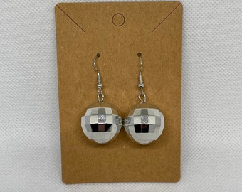 Pendientes colgantes acrílicos brillantes y festivos con forma de bola de espejos para un feliz año nuevo