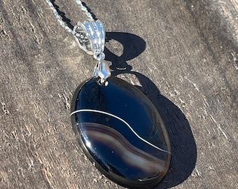 Collar de ágata negra con encaje, colgante de ágata natural con bandas, collar de piedra negra pulida, joyería de cristal de conexión a tierra, regalo bohemio minimalista.