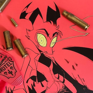 Peut inclure: Une illustration en noir et blanc d'un personnage de dessin animé avec des cornes rouges et des yeux jaunes. Le personnage porte une chemise blanche et un pantalon noir. L'arrière-plan est de couleur rouge vif. L'image comprend également un bandana rouge et blanc et plusieurs douilles de balles.