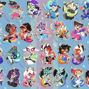 以下が含まれることがあります： 様々なポーズをとるアニメキャラクターが描かれた、28個のカラフルなアクリルチャームのコレクション。各チャームには吊り下げ用の小さな紐が付いており、鮮やかなキャラクターデザインと太い輪郭、明るい色使いが特徴です。