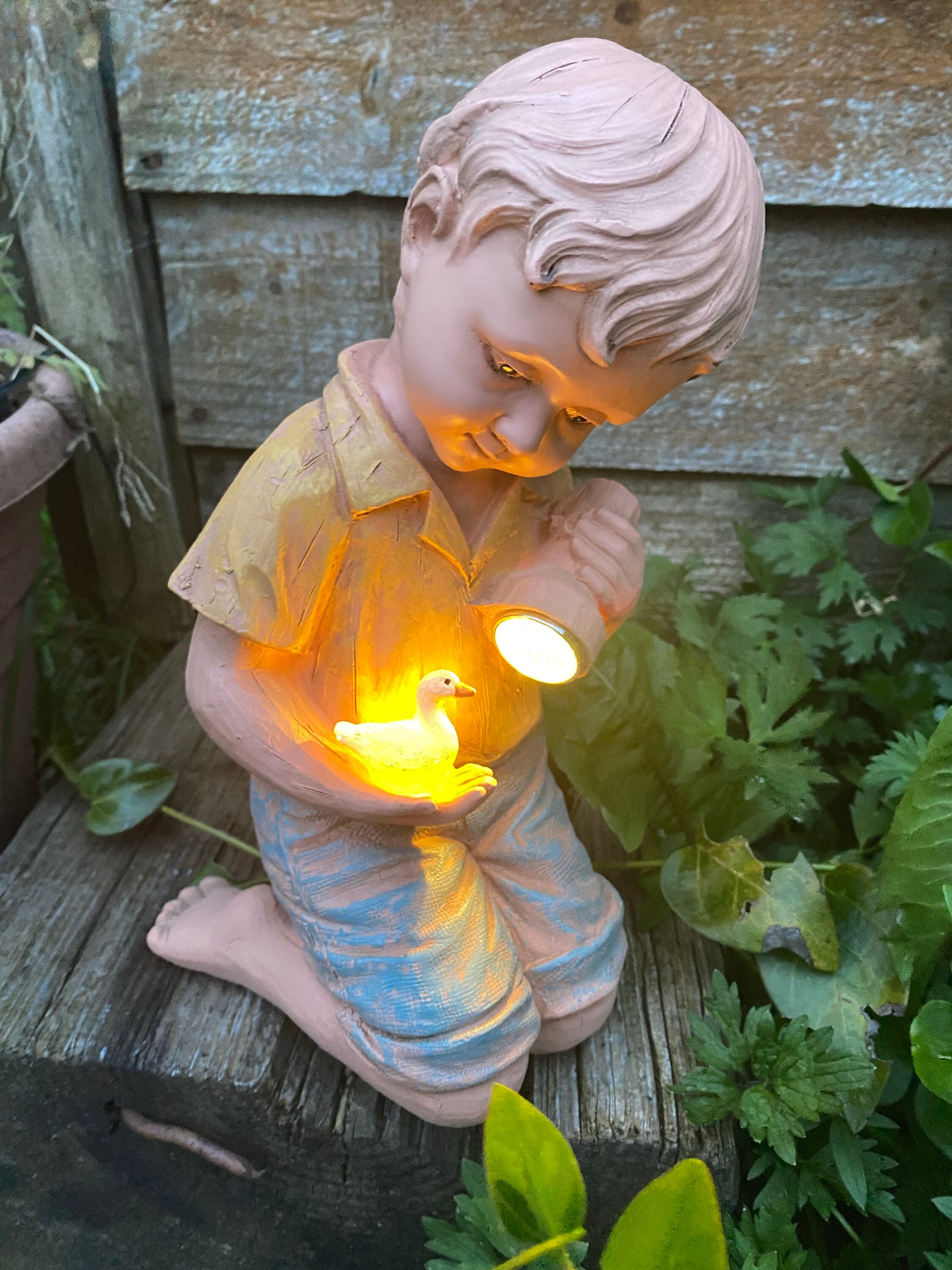 Goodeco Orso Con Lanterna Solare - Statua Da Giardino In Resina - Cucciolo Orsetto Su Albero Con Luce LED - 3