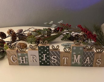 Wooden Present Christmas Scene Sign Ornament Novelty Xmas Decoration Plaque Centerpiece Dining Table Living Bedroom Home Indoor Decor