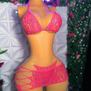 Exotic Dancewear Handgefertigter Spitzen 3 Teiliger Seitlicher Krawatten Rock Passendes Set mit Bikini und Top &quot;K.Barker&quot; Passt XS-L | senfgelb