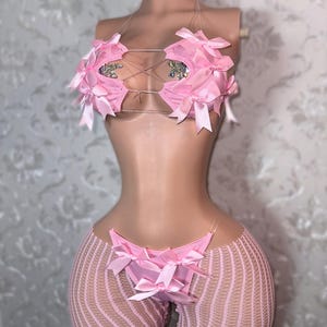 エキゾチックダンスウェア 3ピース「リル・ボウ・ピープ」ビキニ、ベビーピンクのリボンとカットオフフィッシュネットセット