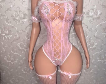 Lencería de piel sintética rosa pastel con ribete de piel y medias altas hasta el muslo.