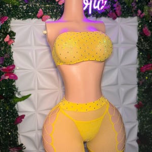Conjunto de 3 piezas de ropa de baile exótica hecha a mano con top sin tirantes de malla de diamantes &quot;Majesty&quot; y pantalones cortos con aberturas con tanga con tachuelas de diamantes.