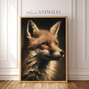 Op de afbeelding: Een ingelijst portret van een vos in vintage stijl. De vos heeft roodbruine vacht en staat tegen een donkere achtergrond. De lijst is goudkleurig en het kunstwerk is gelabeld "Realm Animalia".