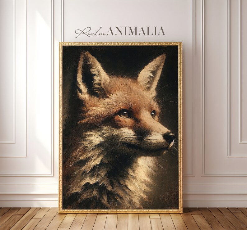 Op de afbeelding: Een ingelijst portret van een vos in vintage stijl. De vos heeft roodbruine vacht en staat tegen een donkere achtergrond. De lijst is goudkleurig en het kunstwerk is gelabeld "Realm Animalia".