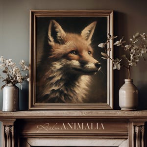 Op de afbeelding: Een ingelijst portret in vintage-stijl van een vos met roodbruine vacht, tegen een donkere achtergrond. Het kunstwerk wordt tentoongesteld boven een houten schoorsteenmantel, met de tekst "Realm ANIMALIA" zichtbaar. Twee vazen met witte bloemen staan op de schoorsteenmantel.