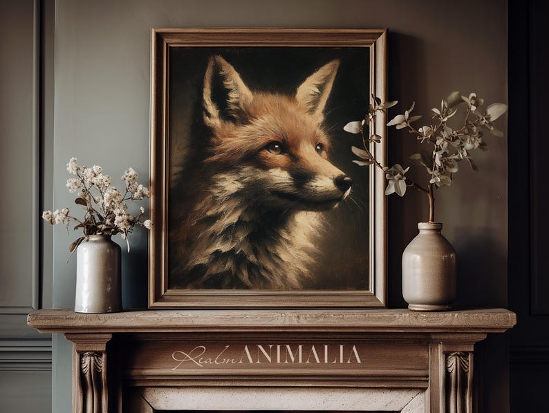 Op de afbeelding: Een ingelijst portret in vintage-stijl van een vos met roodbruine vacht, tegen een donkere achtergrond. Het kunstwerk wordt tentoongesteld boven een houten schoorsteenmantel, met de tekst "Realm ANIMALIA" zichtbaar. Twee vazen met witte bloemen staan op de schoorsteenmantel.