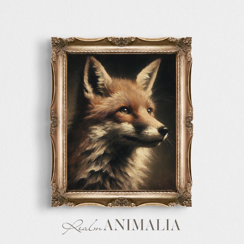 Op de afbeelding: Een vintage portret van een vos in een lijst. De vos heeft roodbruine vacht tegen een donkere achtergrond. De sierlijke, goudkleurige lijst voegt een klassieke touch toe. De tekst "Realm Animalia" staat onderaan.