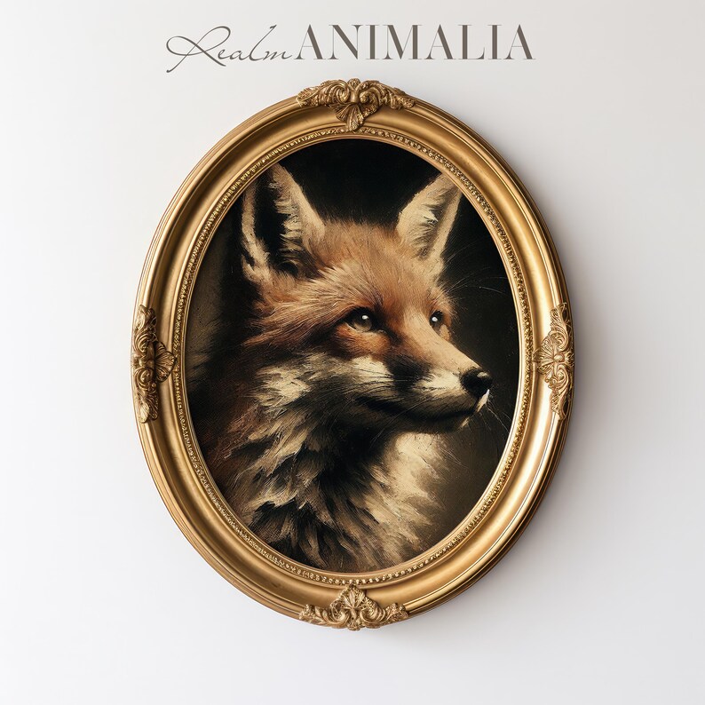 Op de afbeelding: Een ovaal, goudomrand schilderij met een portret van een vos. De vos heeft roodbruine vacht en staat tegen een donkere achtergrond. De tekst "Realm Animalia" staat bovenaan.