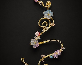 Brazalete dorado con diseño de vid opalina hecho a mano